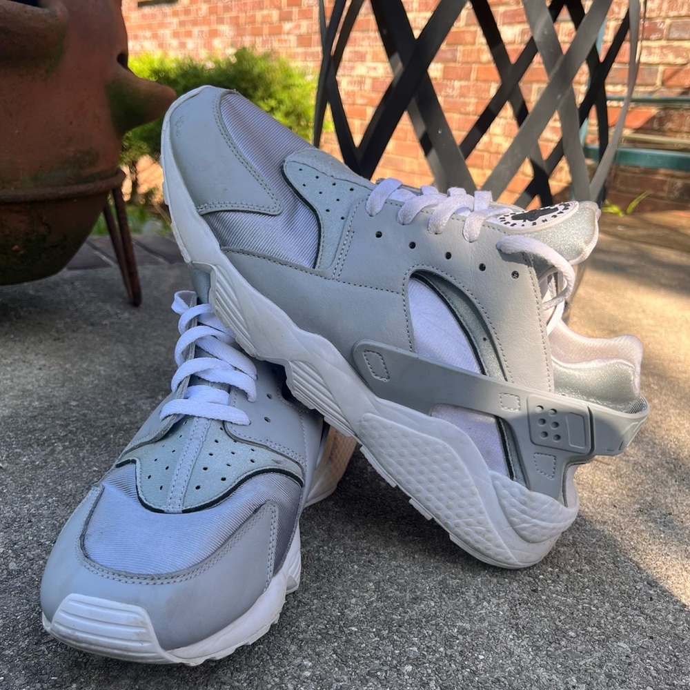 Men’s Nike Size 11.5 Air Huarache Gray White Sneakers *fits like 11! - Picture 3 of 5